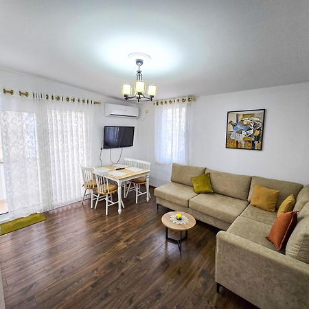 Lake Park 2Br Apartment ティラナ エクステリア 写真