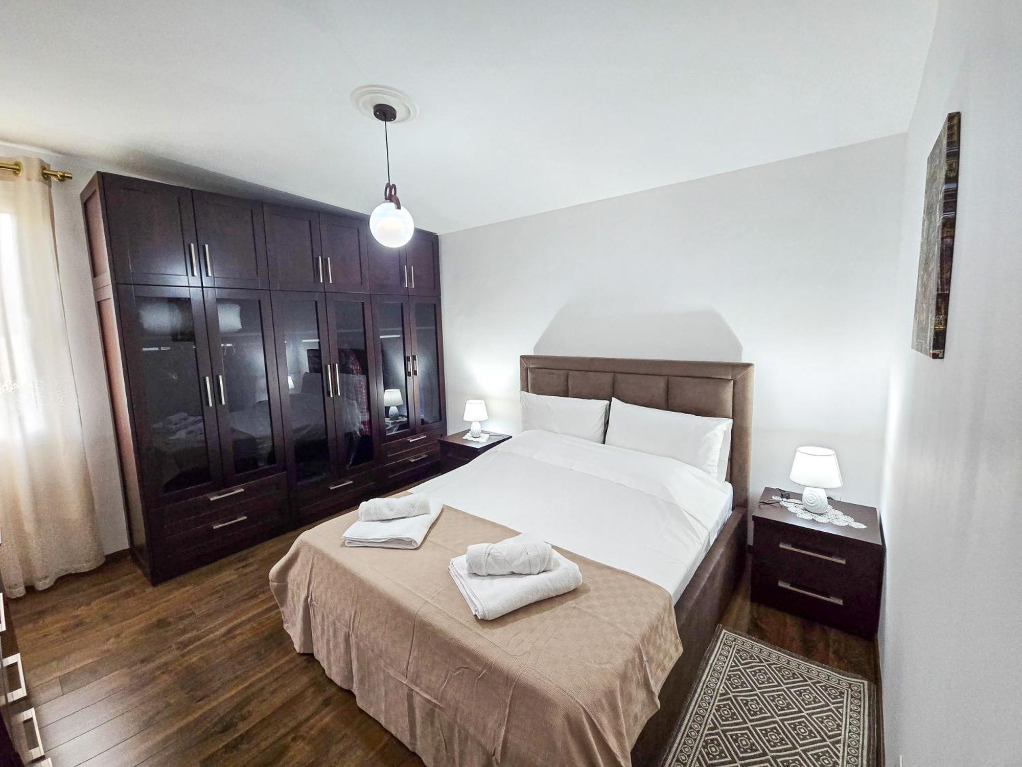 Lake Park 2Br Apartment ティラナ エクステリア 写真