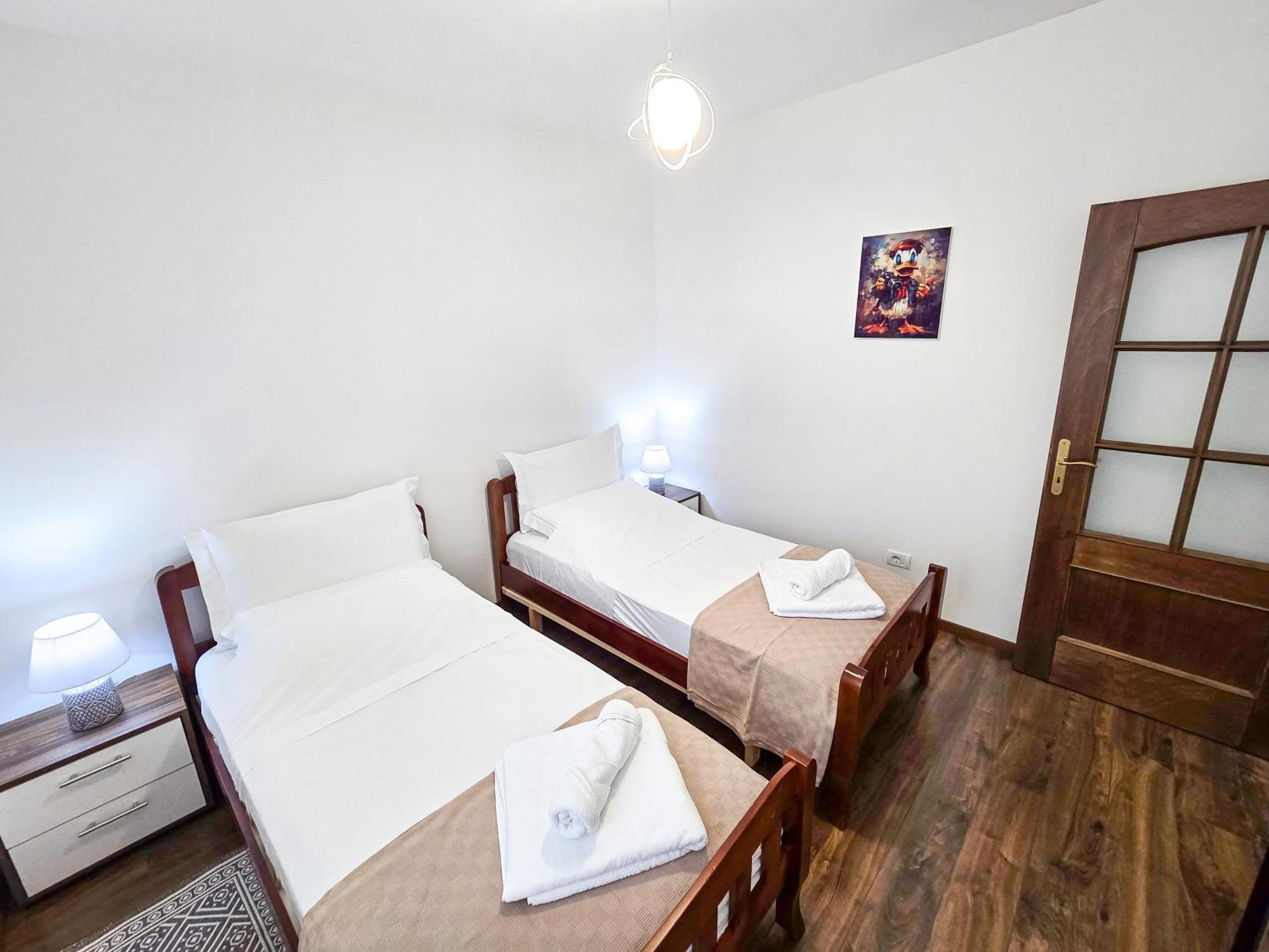 Lake Park 2Br Apartment ティラナ エクステリア 写真