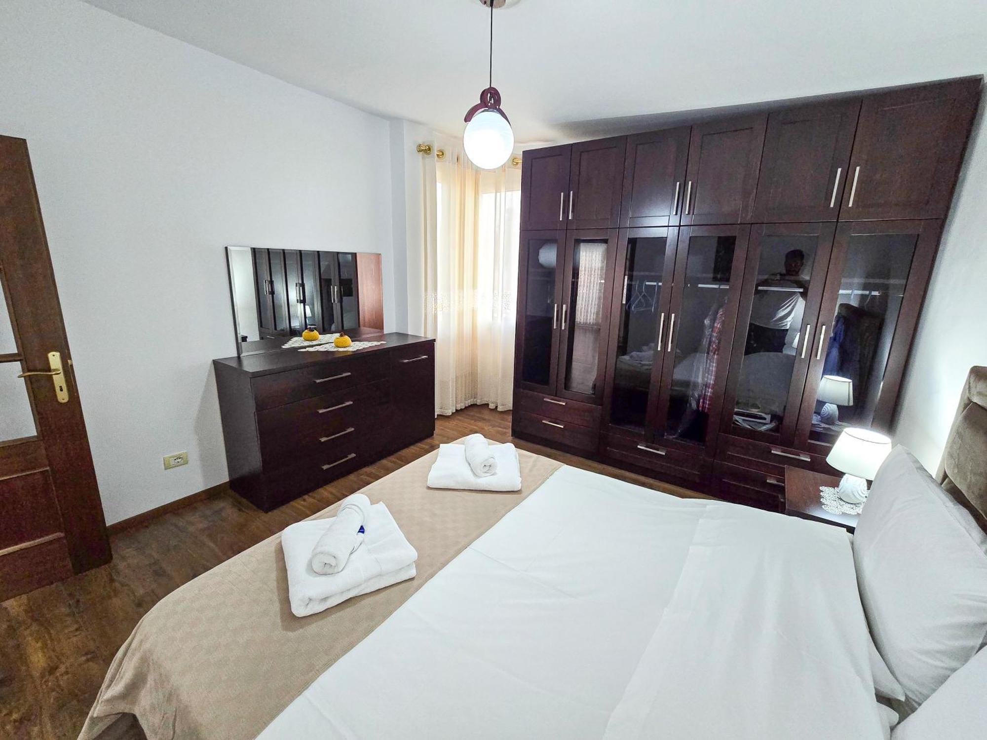 Lake Park 2Br Apartment ティラナ エクステリア 写真