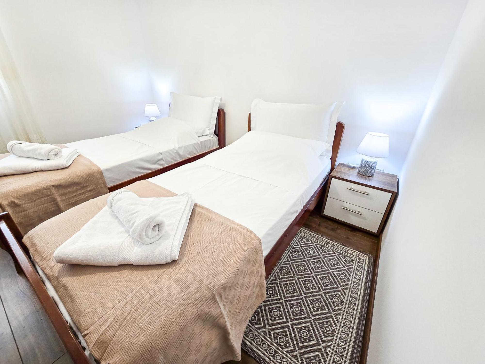 Lake Park 2Br Apartment ティラナ エクステリア 写真